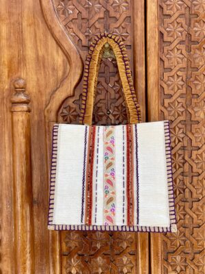 Bolso Tote de estilo bohemio hecho a mano, con pasamanerias indias con una clara esencia étnica.