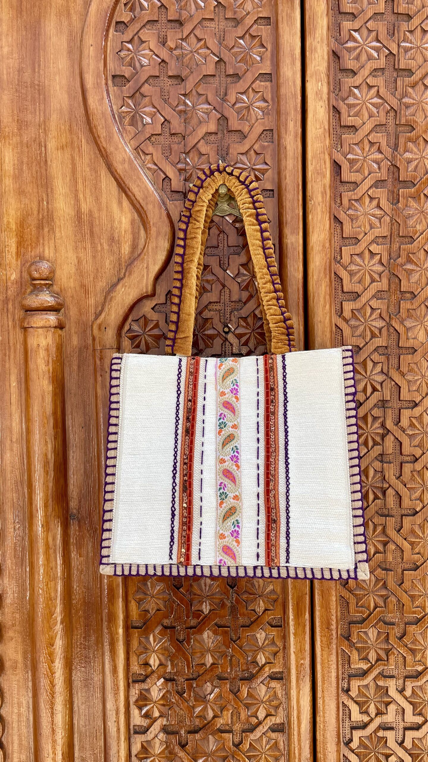 Bolso Tote de estilo bohemio hecho a mano, con pasamanerias indias con una clara esencia étnica.