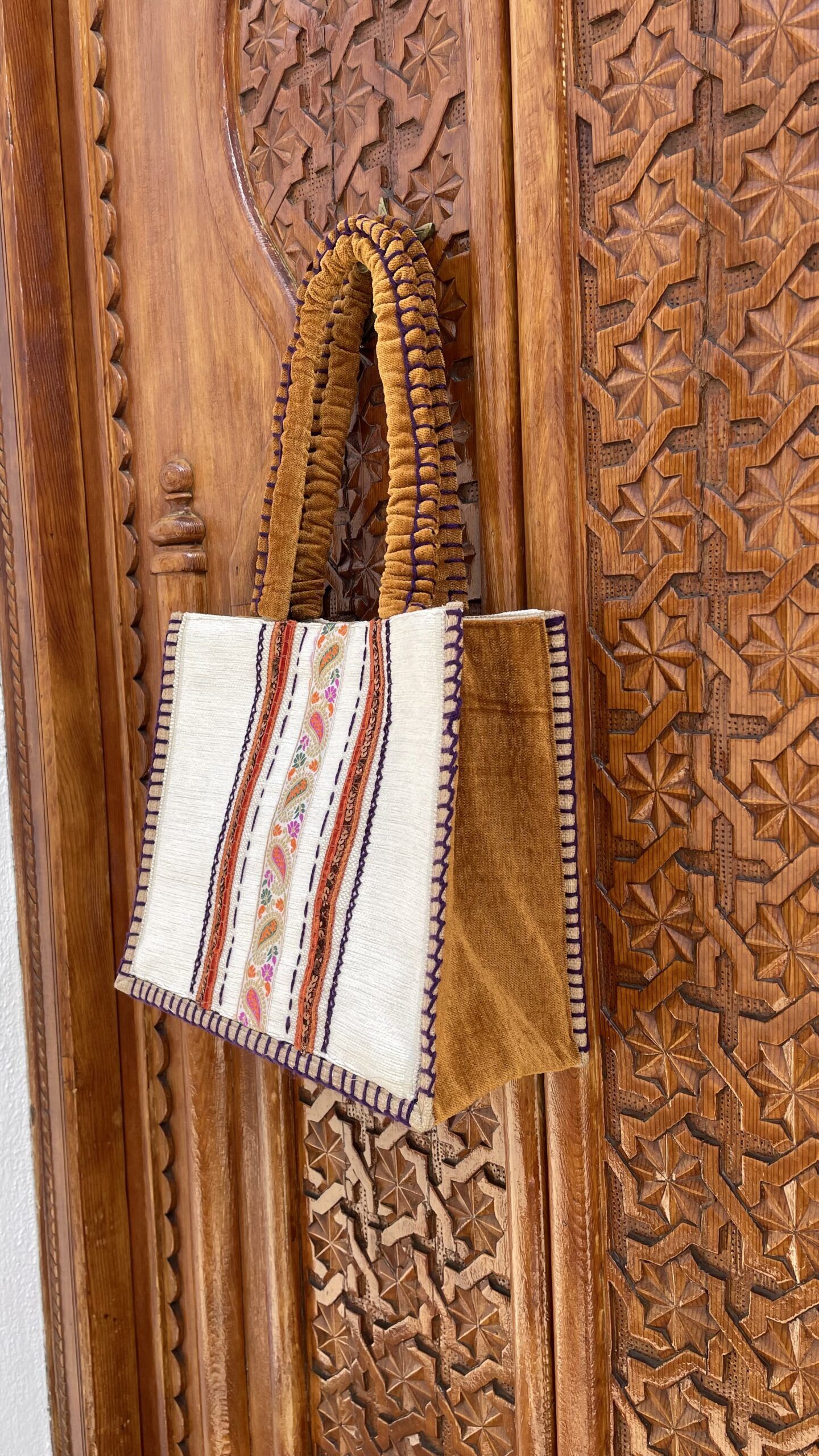 Bolso tote con bordados artesanales, perfecto para ir a la universidad, y el trabajo.