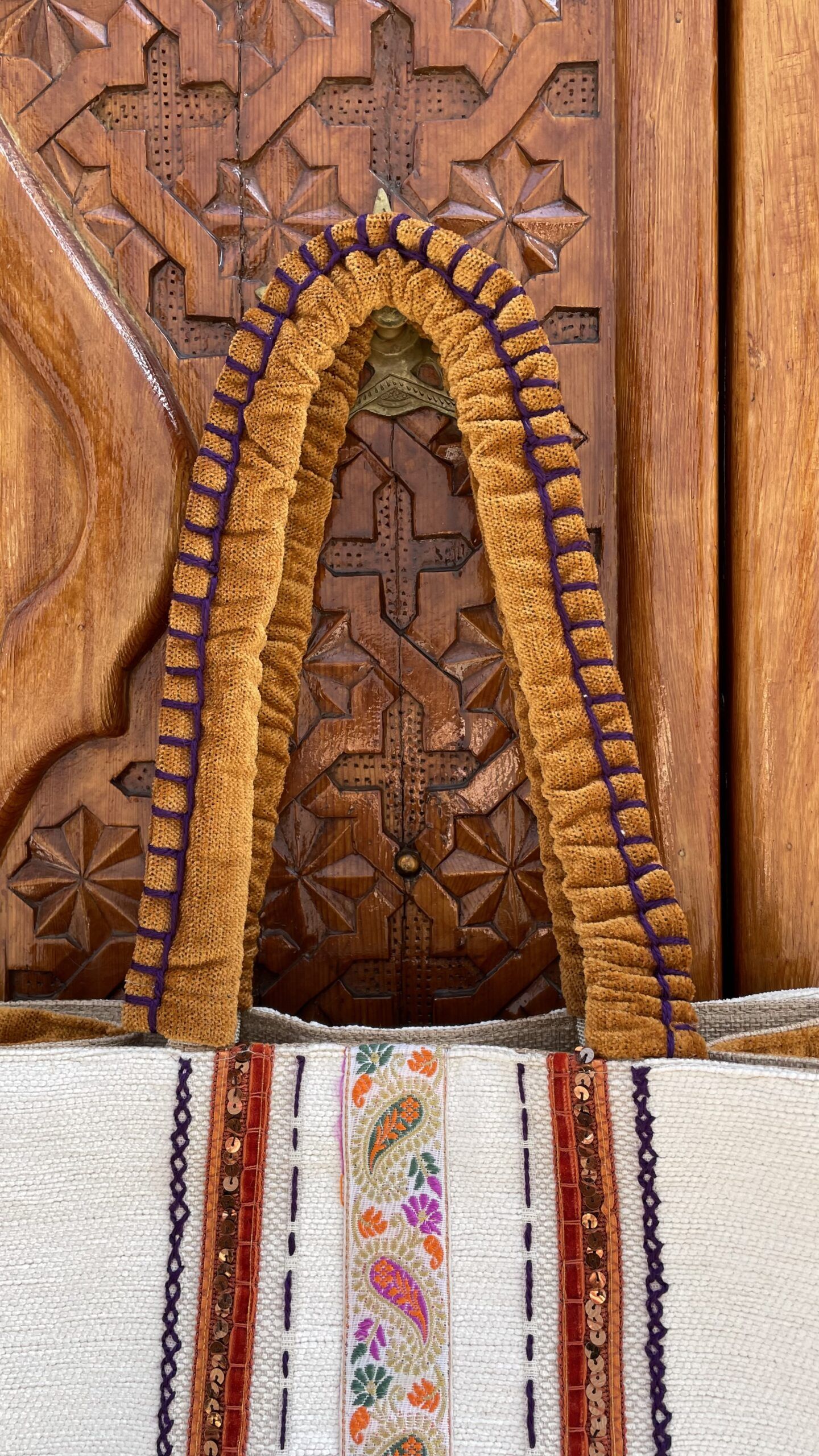 Bolso tote con asas bordadas a mano