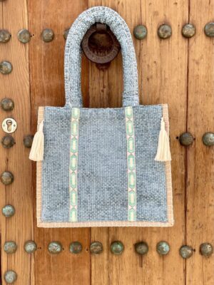Bolso tote diseñado en una chenilla rústica azul y pasamanería,con aire bohemio