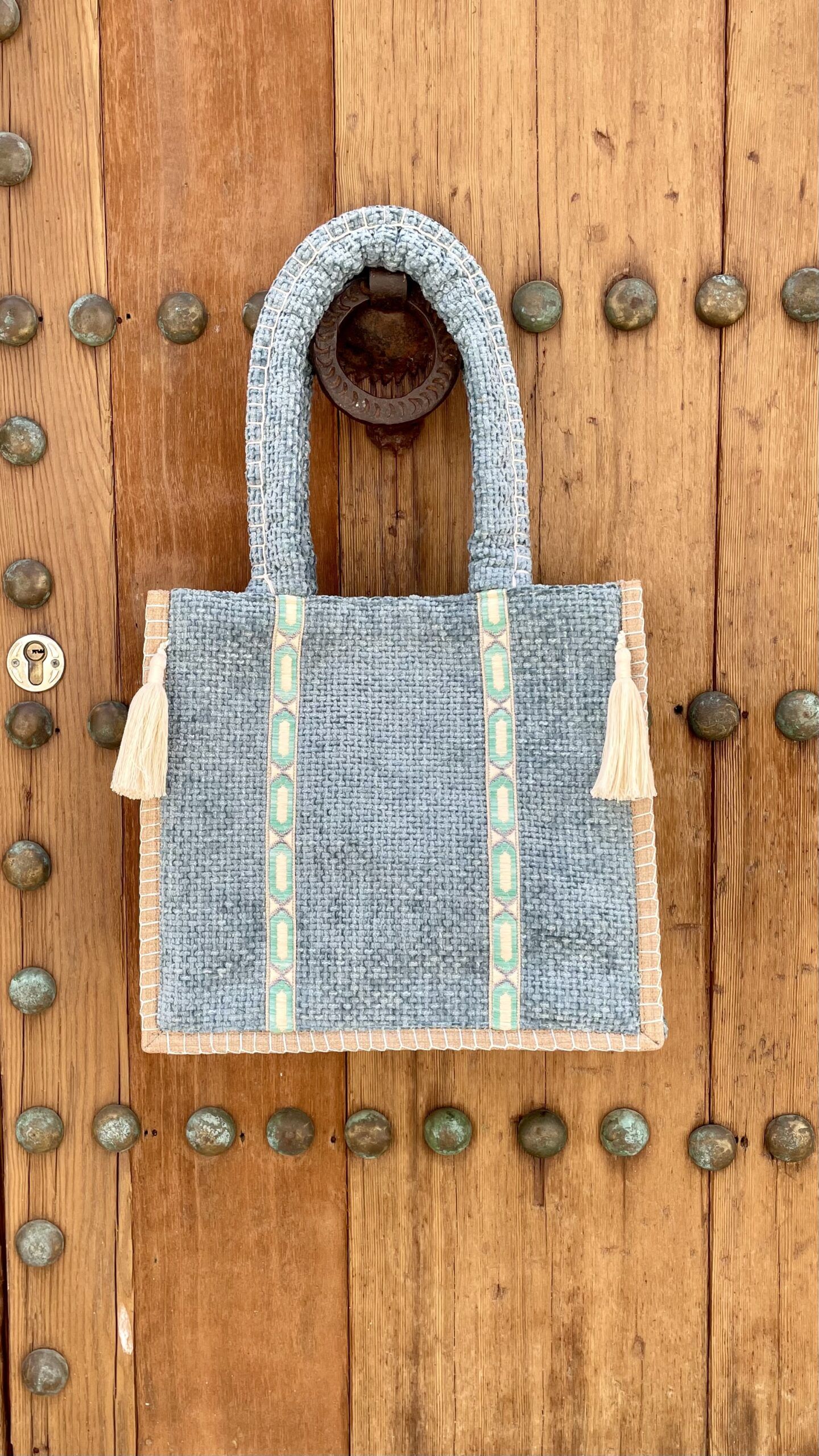 Bolso tote diseñado en una chenilla rústica azul y pasamanería,con aire bohemio