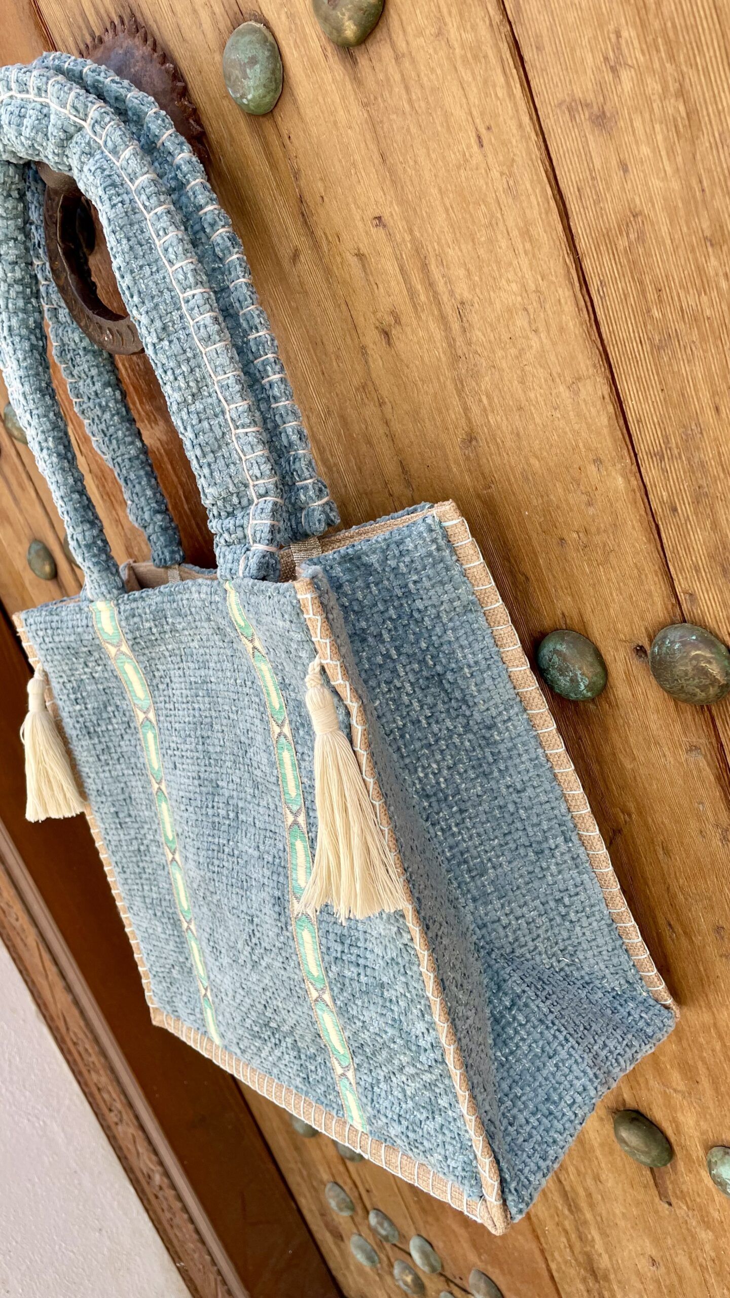 Bolso mujer boho azul con borlones