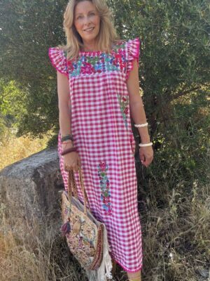 Look boho con vestido bordado y bolso
