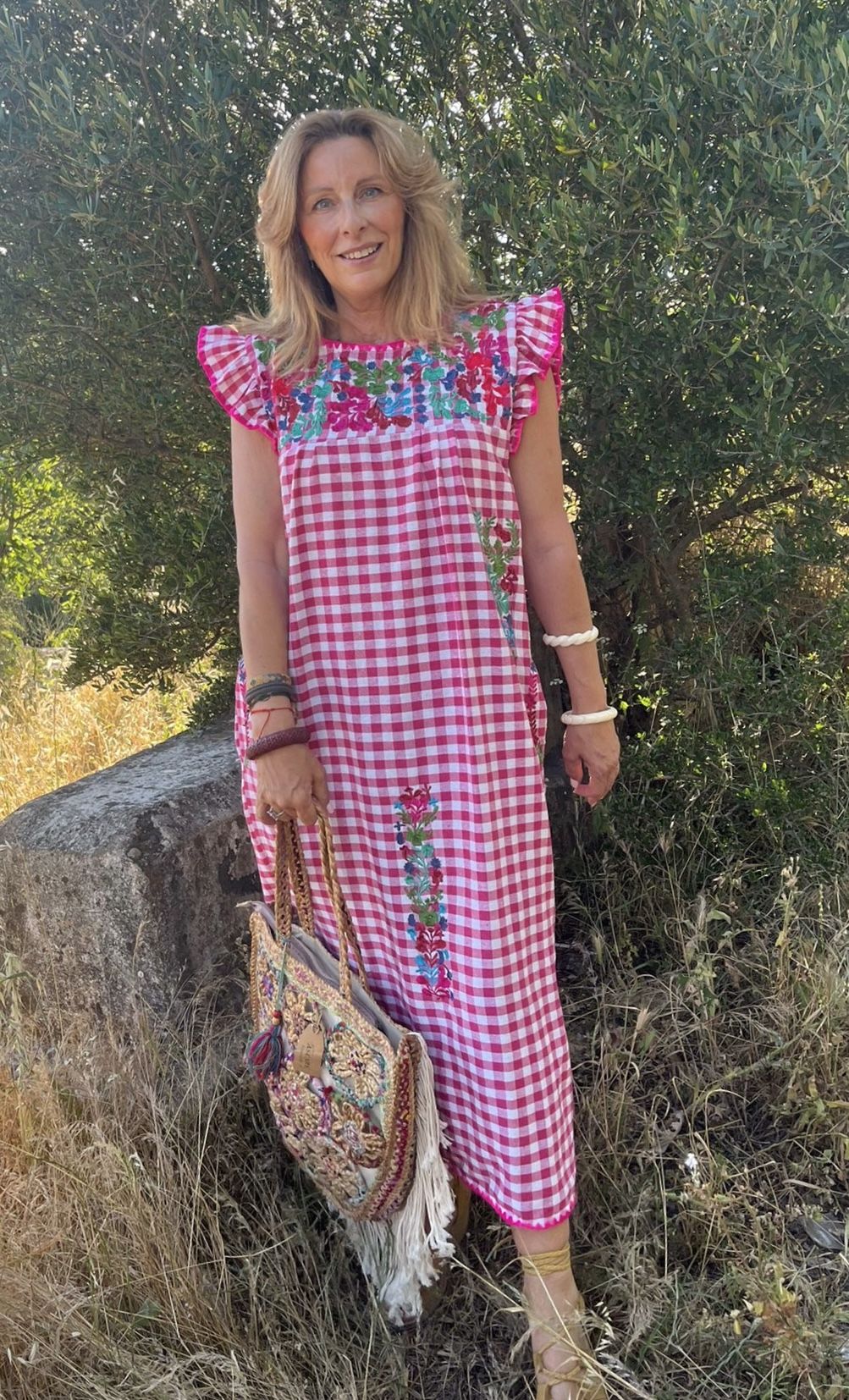 Look boho con vestido bordado y bolso