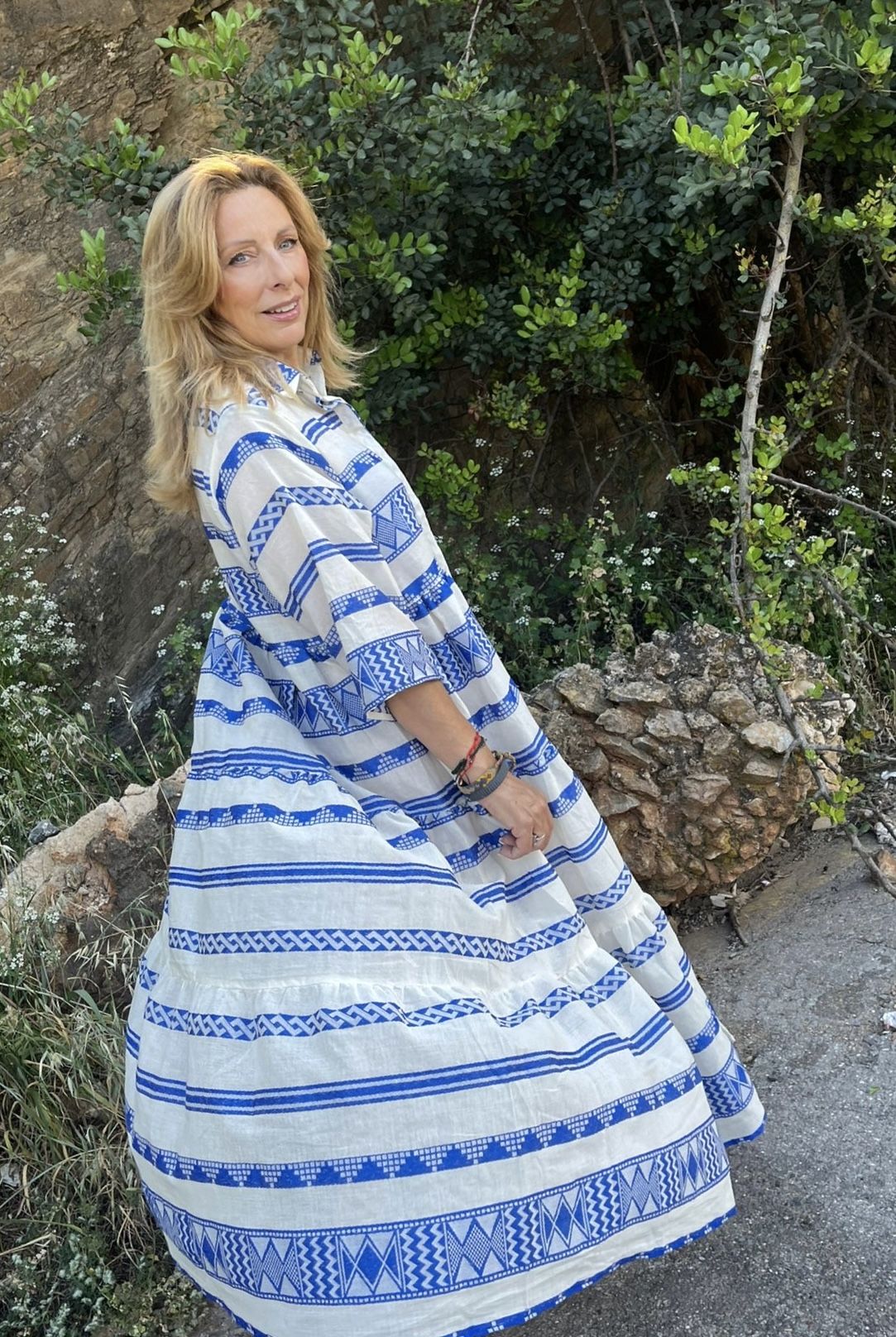 Look boho con vestido largo con volantes