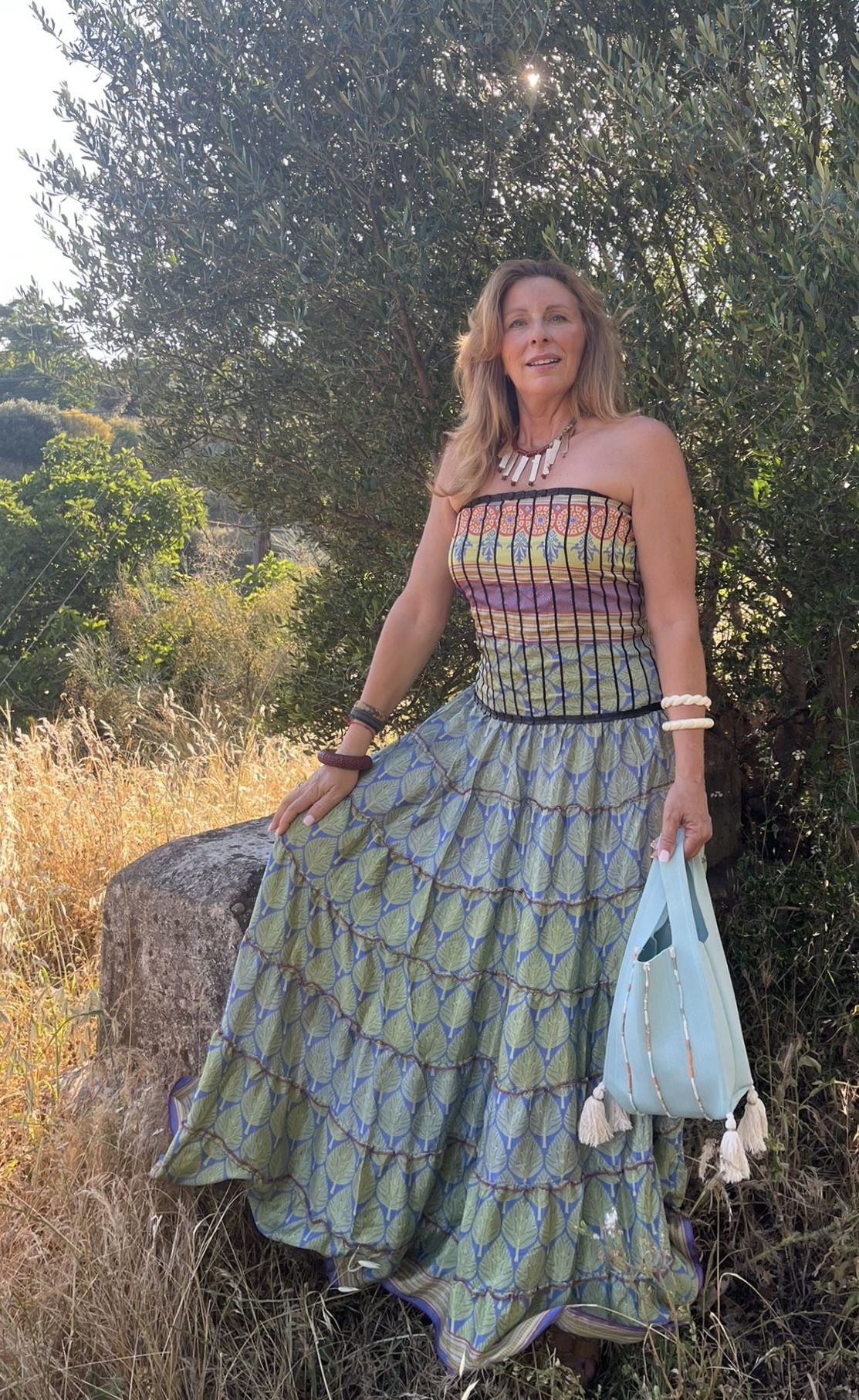 Vestido largo de seda estampada en tonos verde agua