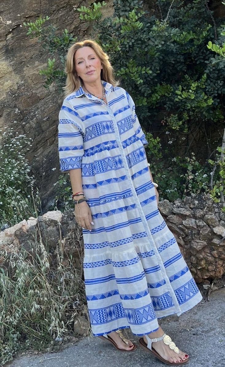 Vestido largo de estilo boho en blanco y azul