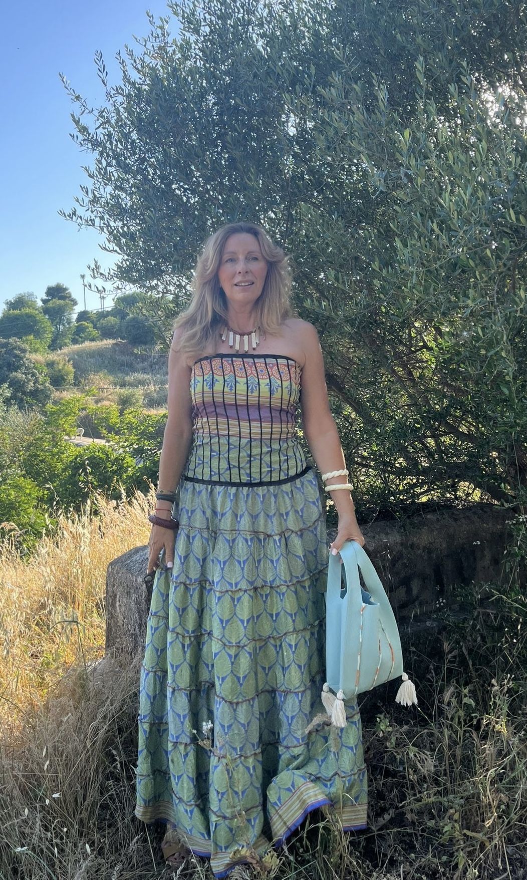 Vestido largo de seda con escote palabra de honor de estilo boho