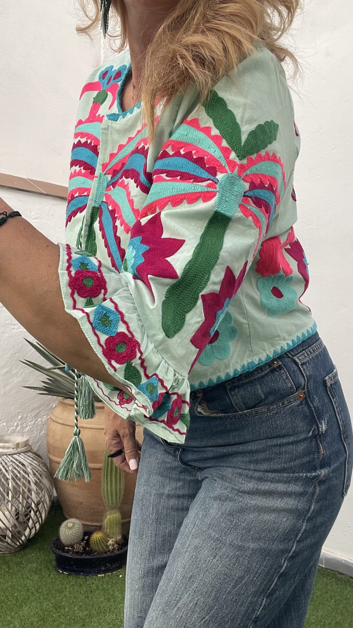 Blusa con manga francesa con volantes