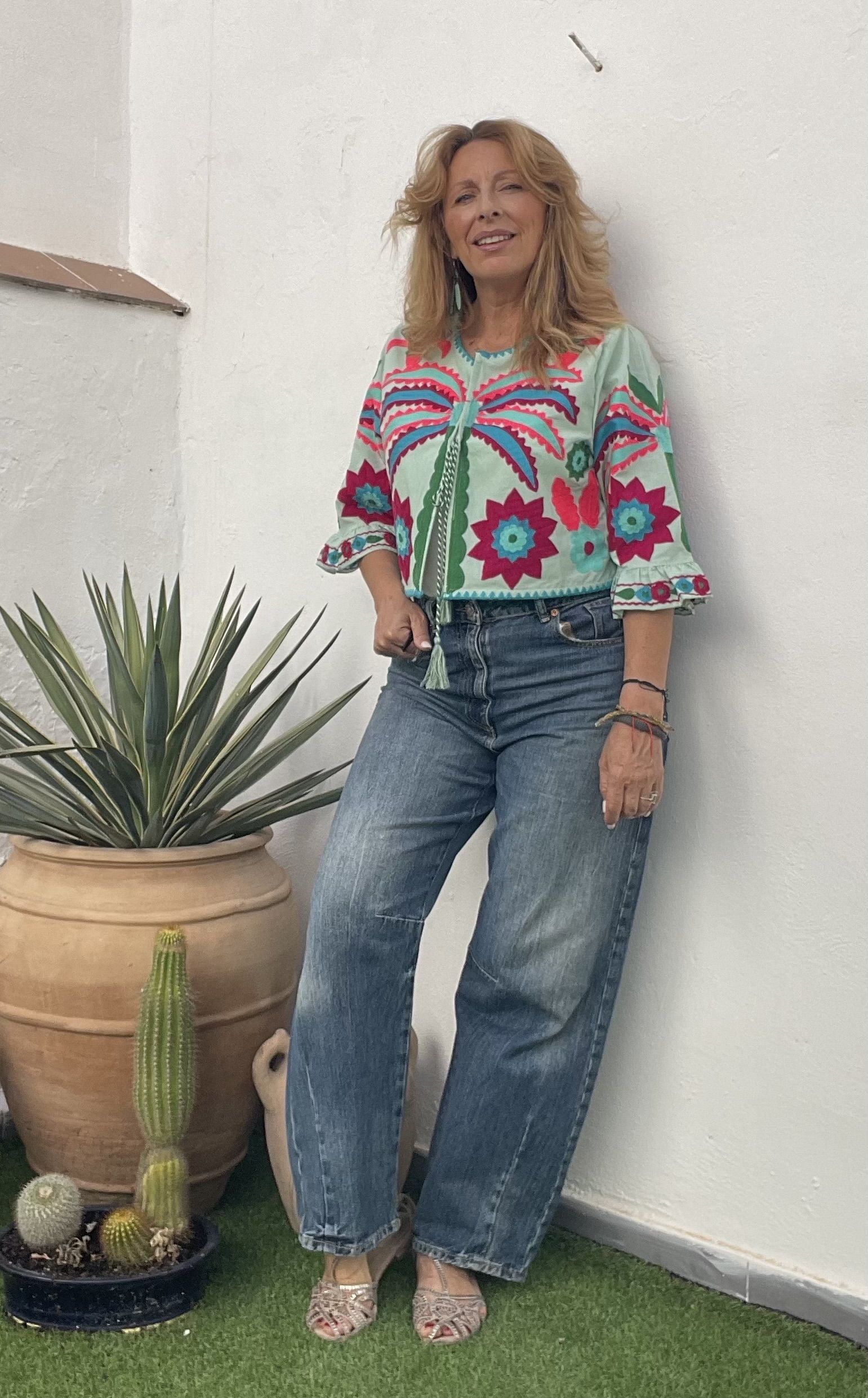 Look con blusa bordada de estilo boho
