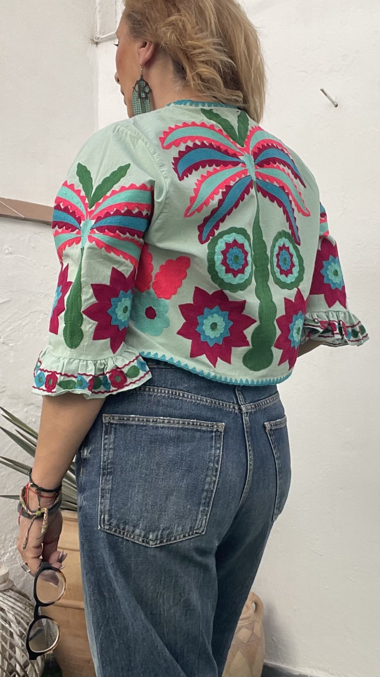Blusa verde de manga francesa con originales bordados