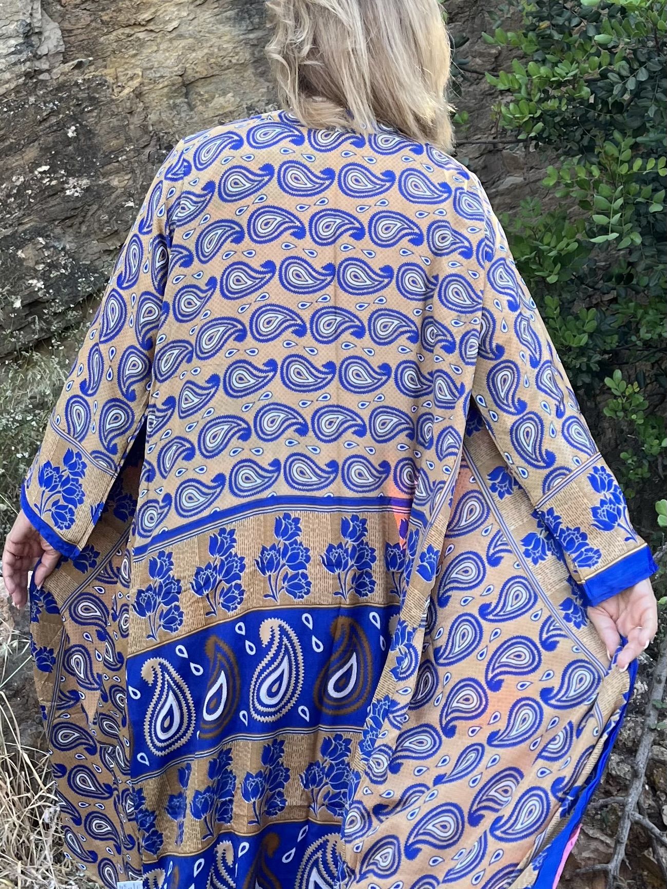 Seda estampada azul y ocre