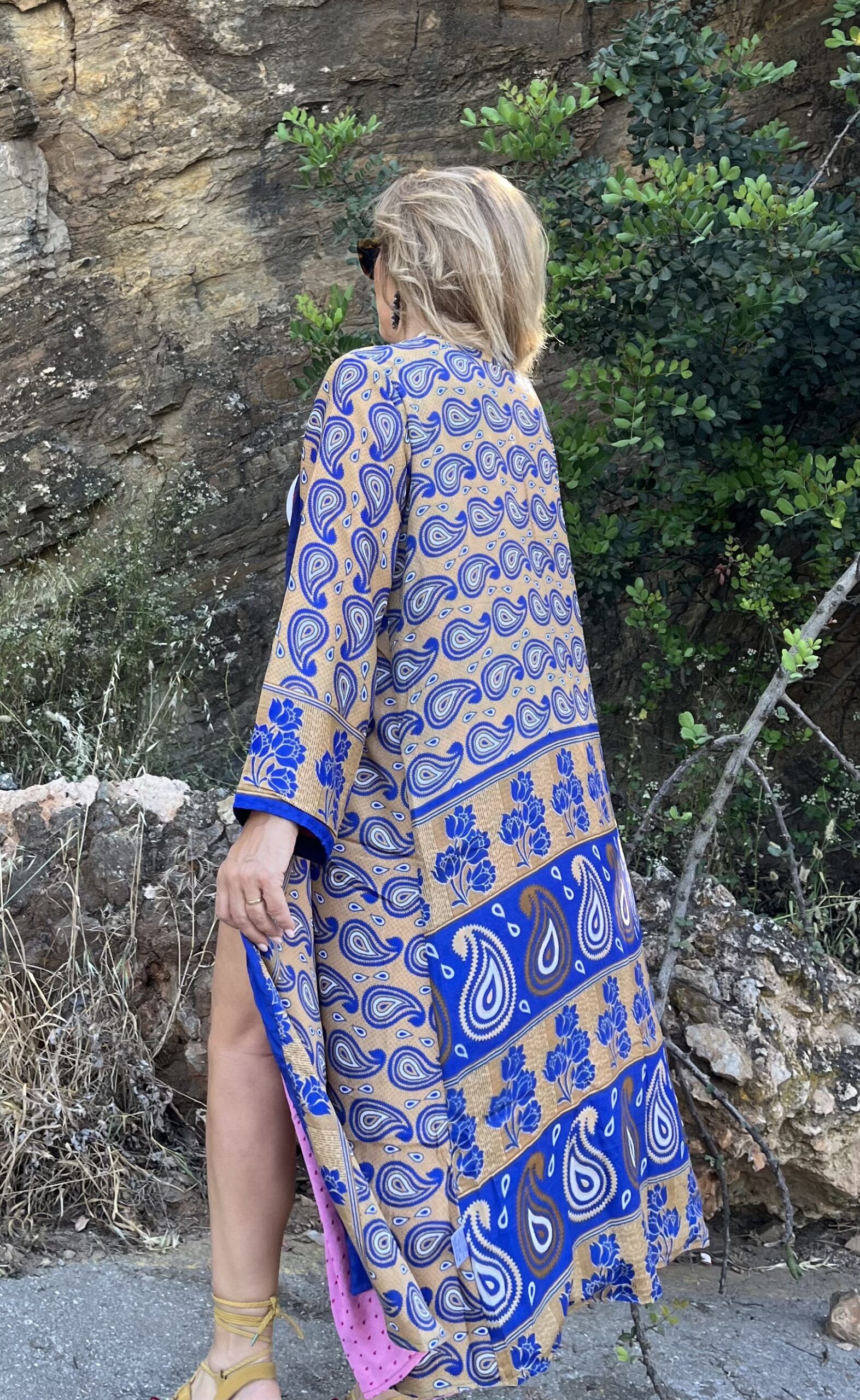 Look bohemio con kimono largo azul