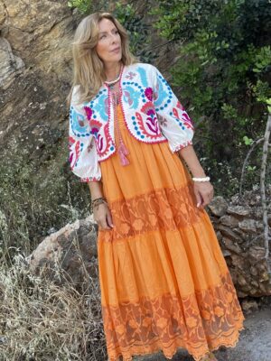 Blusa blanca bordada en diferentes colores