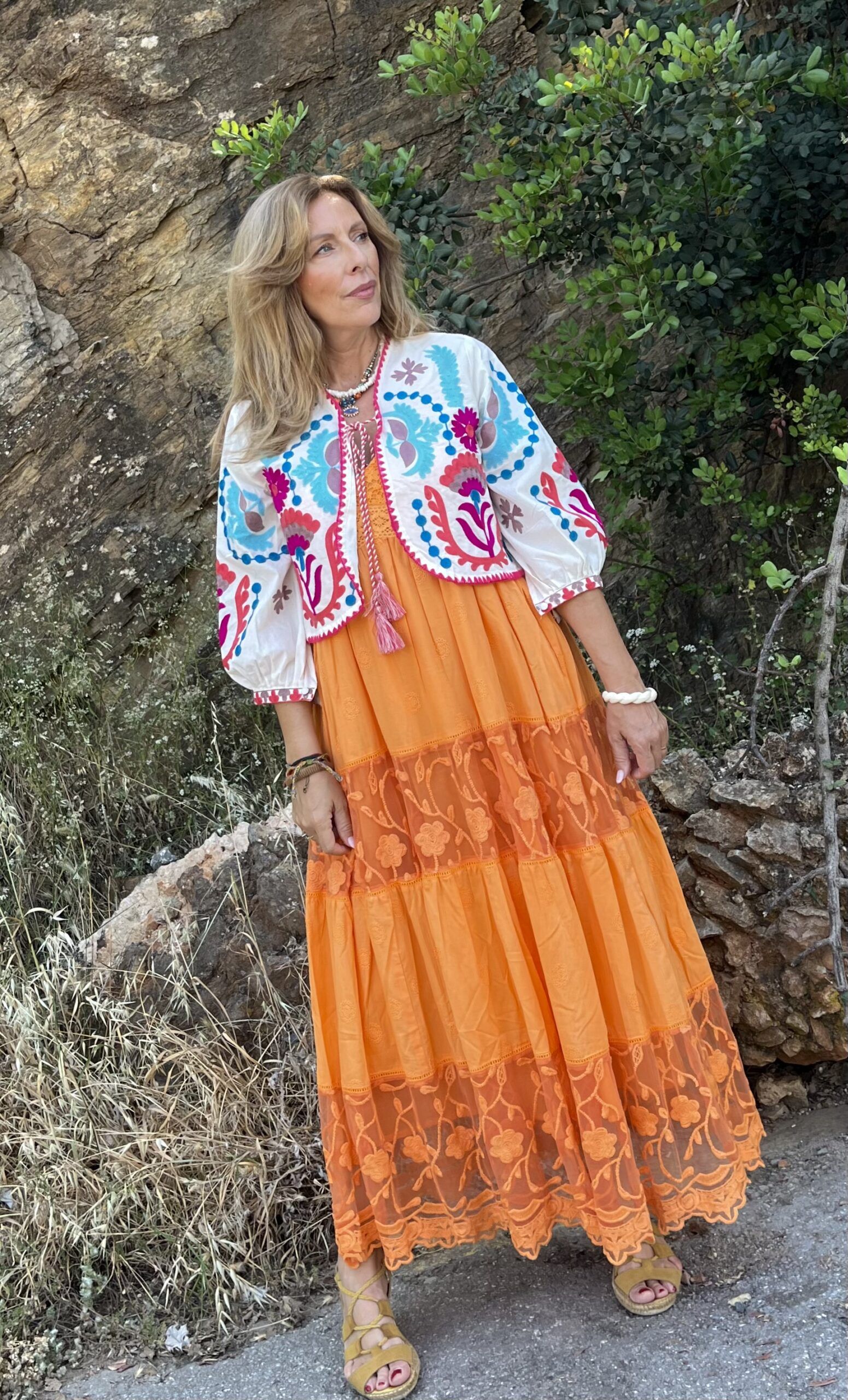 Blusa blanca bordada en diferentes colores