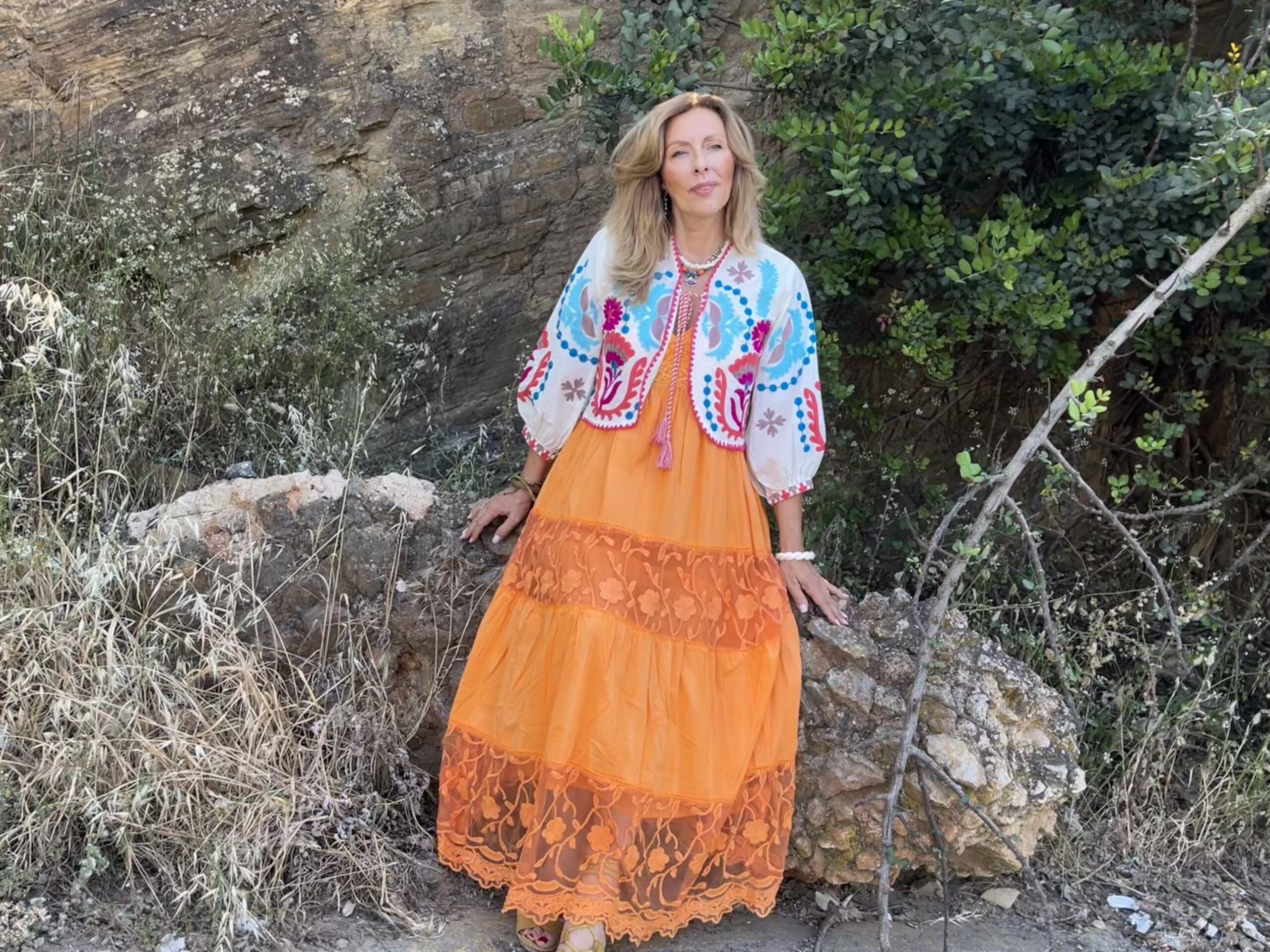 Blusa estilo bohemio con borlones