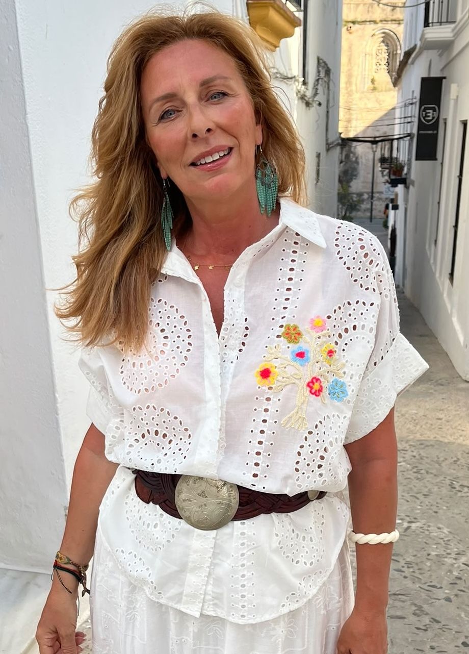 Look falda larga y blusa bordada en diferentes tonos