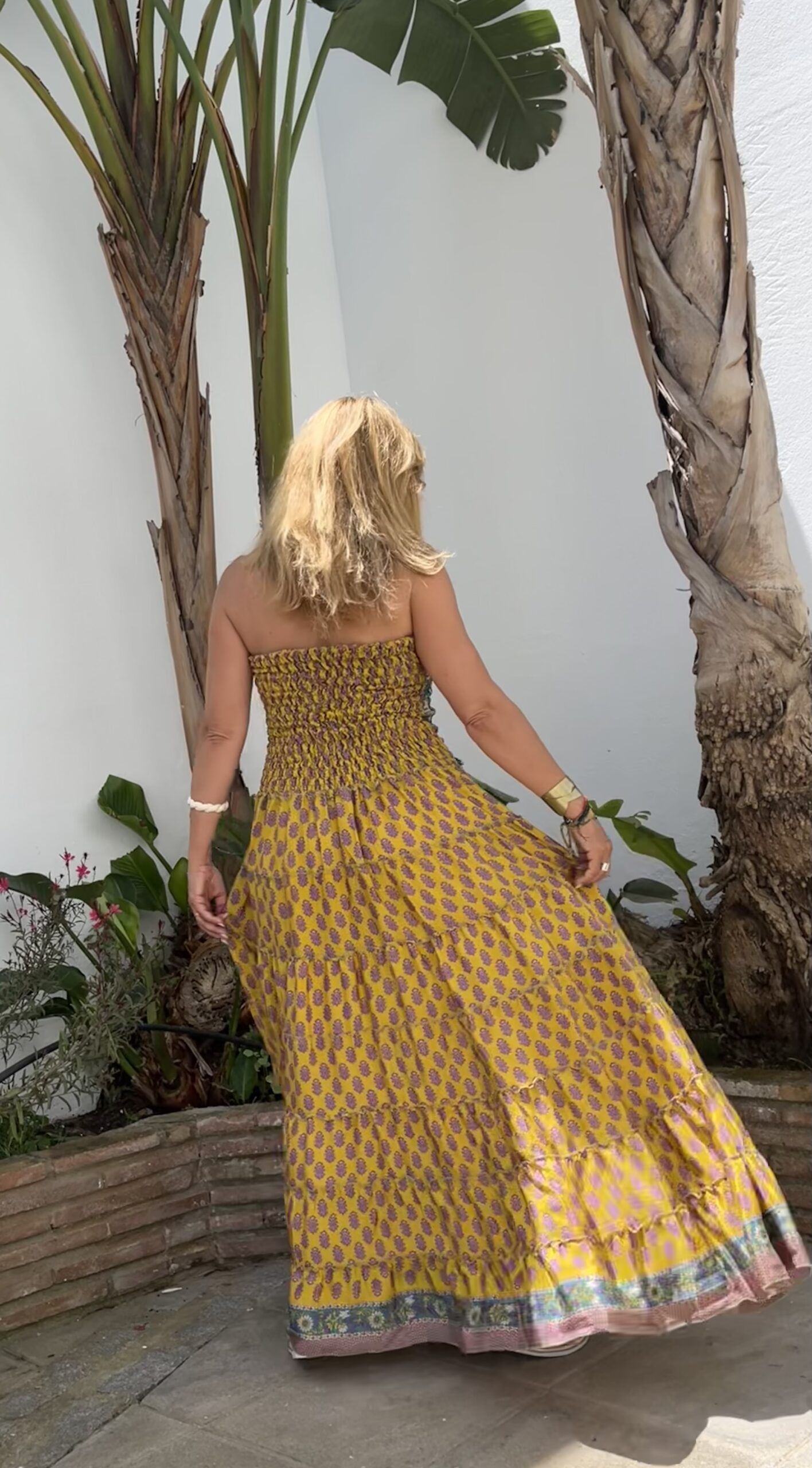 Vestido con cuerpo elástico con escote palabra de honor
