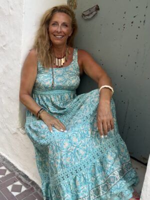 Look bohemio con vestido de seda estampado