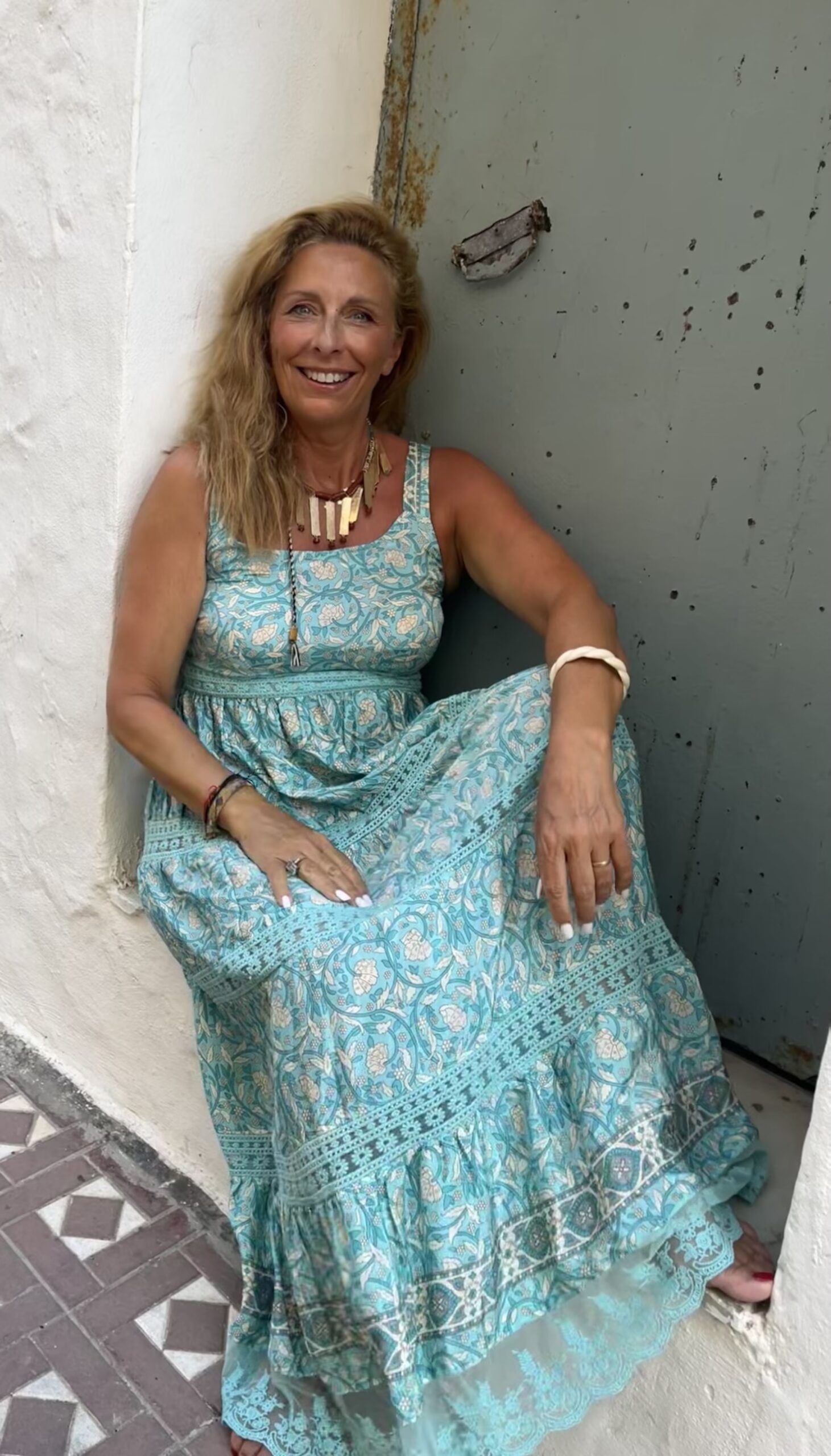 Look bohemio con vestido de seda estampado
