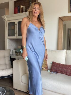 Vestido lencero azul de original diseño
