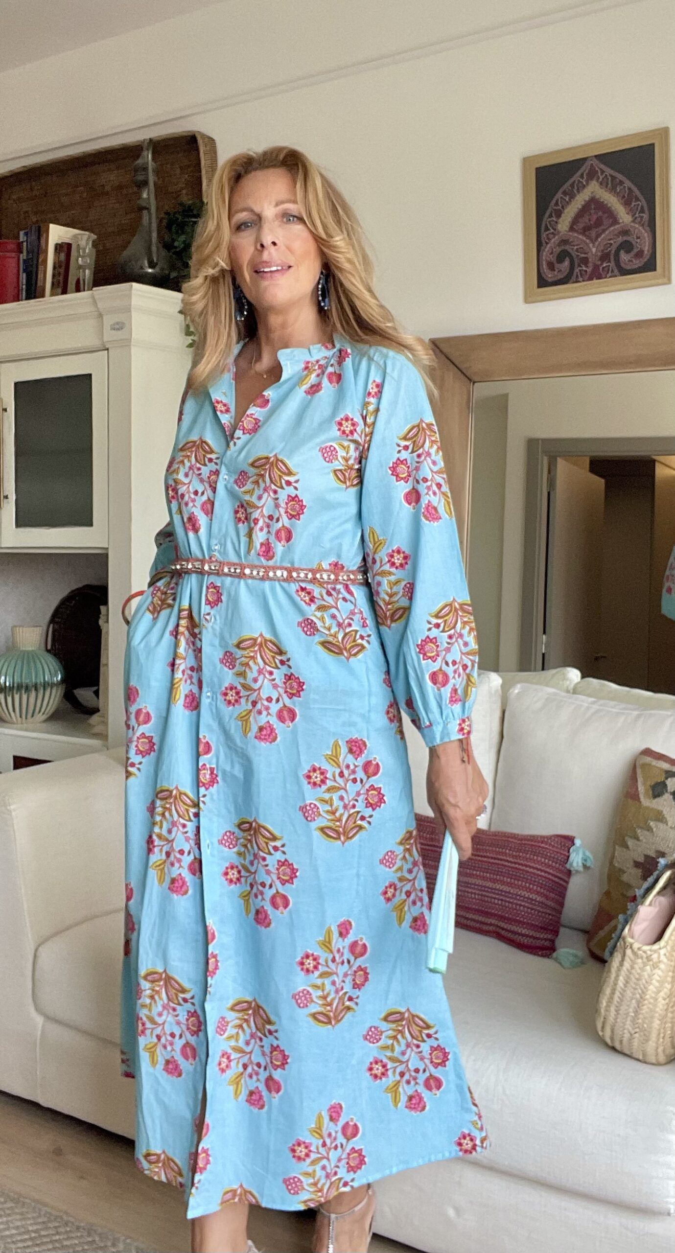 Vestido de algodón estampado de color azul con flores coral