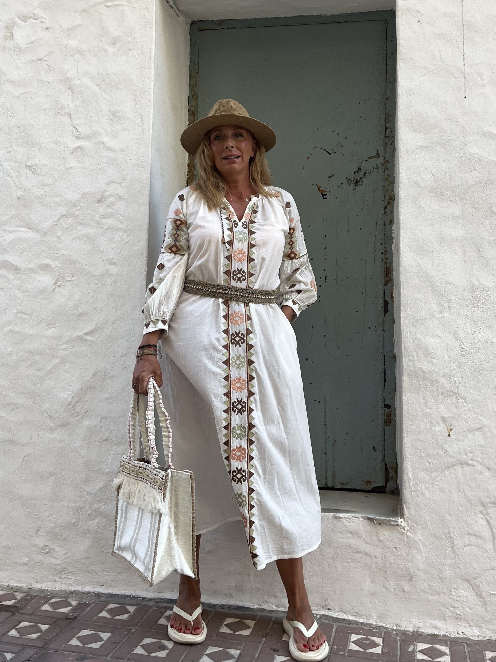 Look boho con caftán bordado