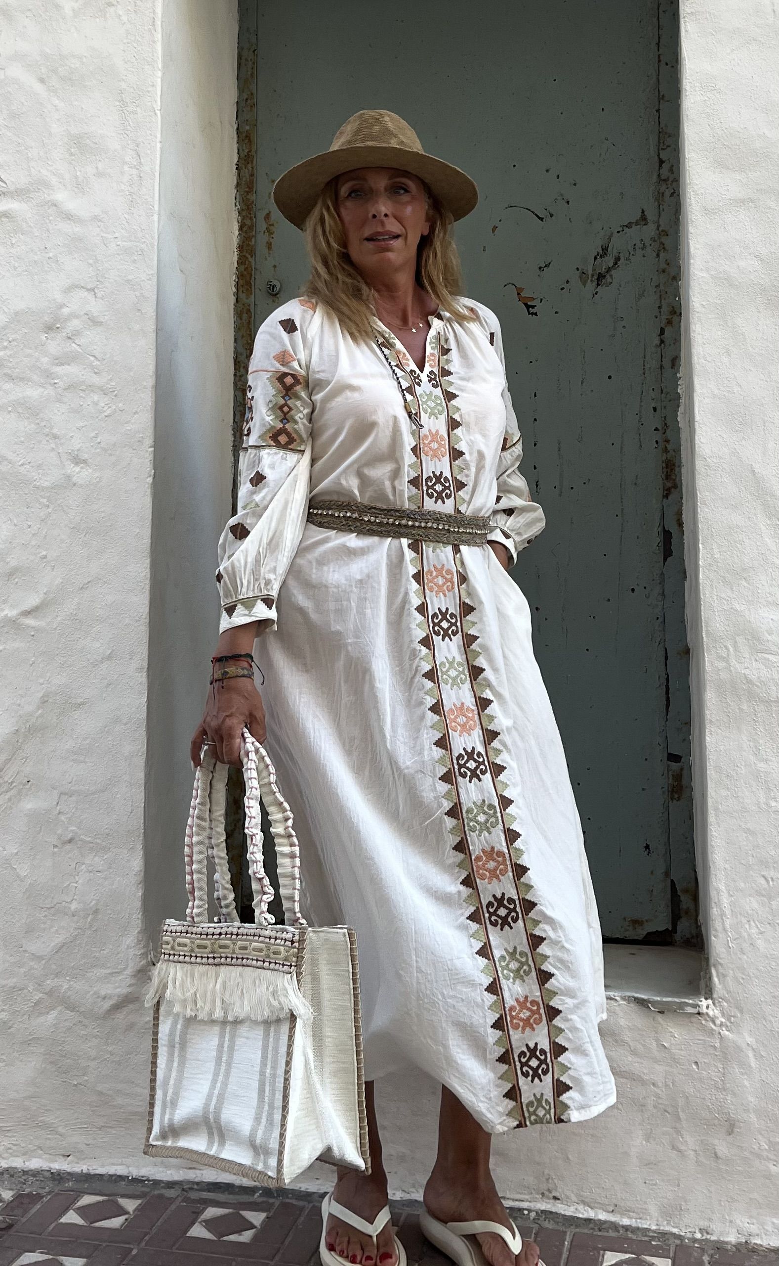 Caftán largo beige con originales bordados a lo largo del vestido y mangas
