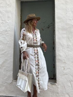 Vestido caftán bordado en tonos salmón y verde