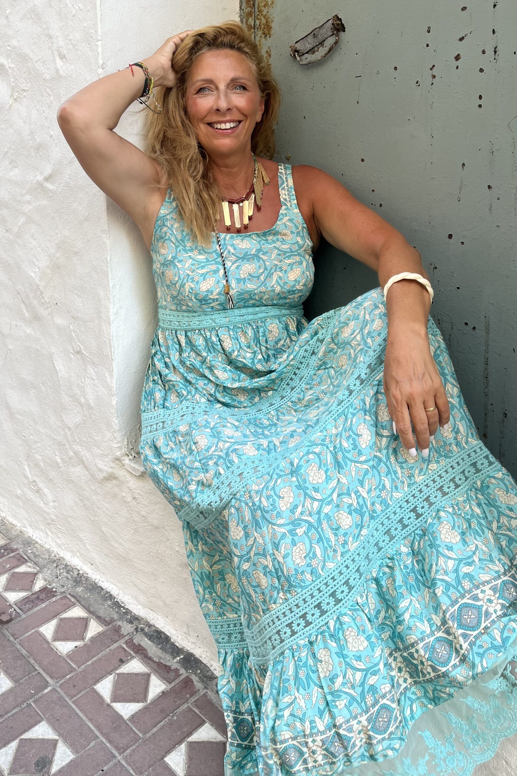 Vestido largo con estampado en verde agua