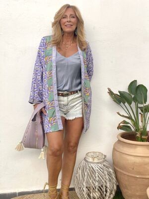 Look de aire bohemio con kimono reversible en seda natural