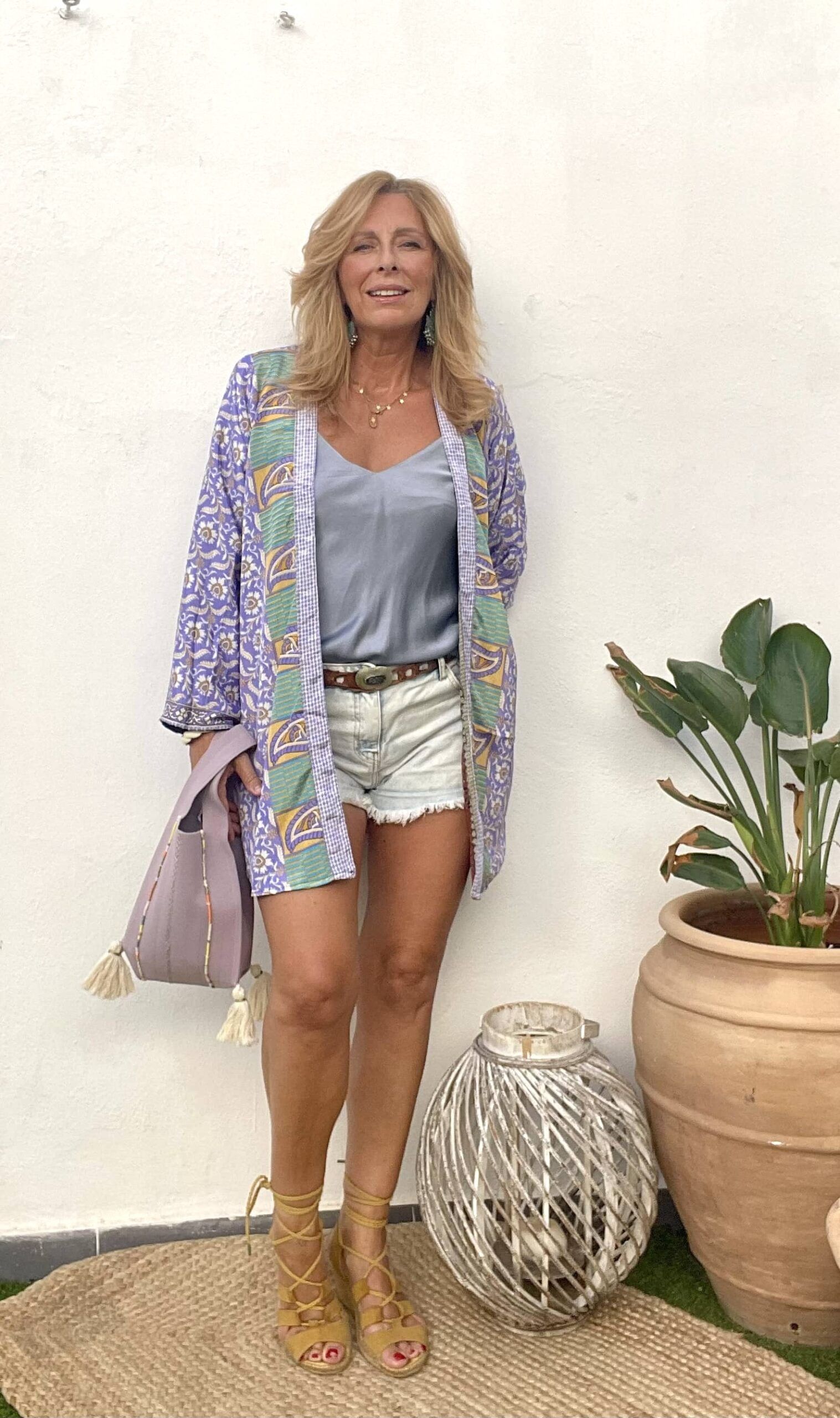 Look de aire bohemio con kimono reversible en seda natural