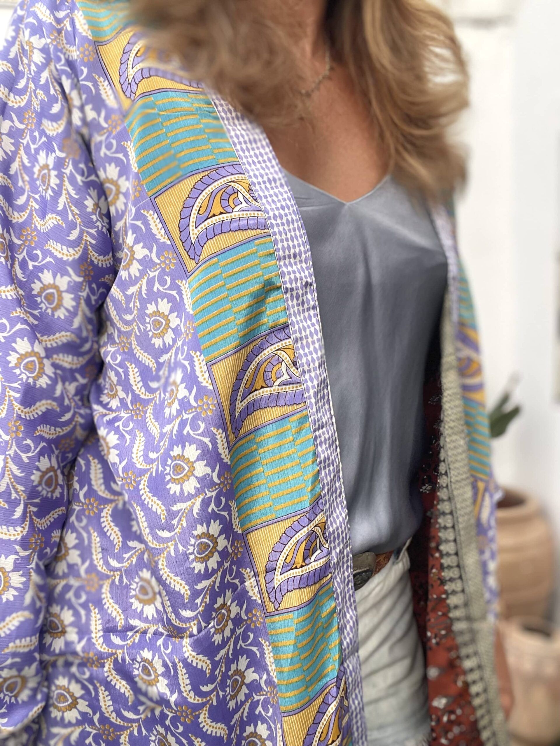 Tejido de seda estampada en tonos violeta