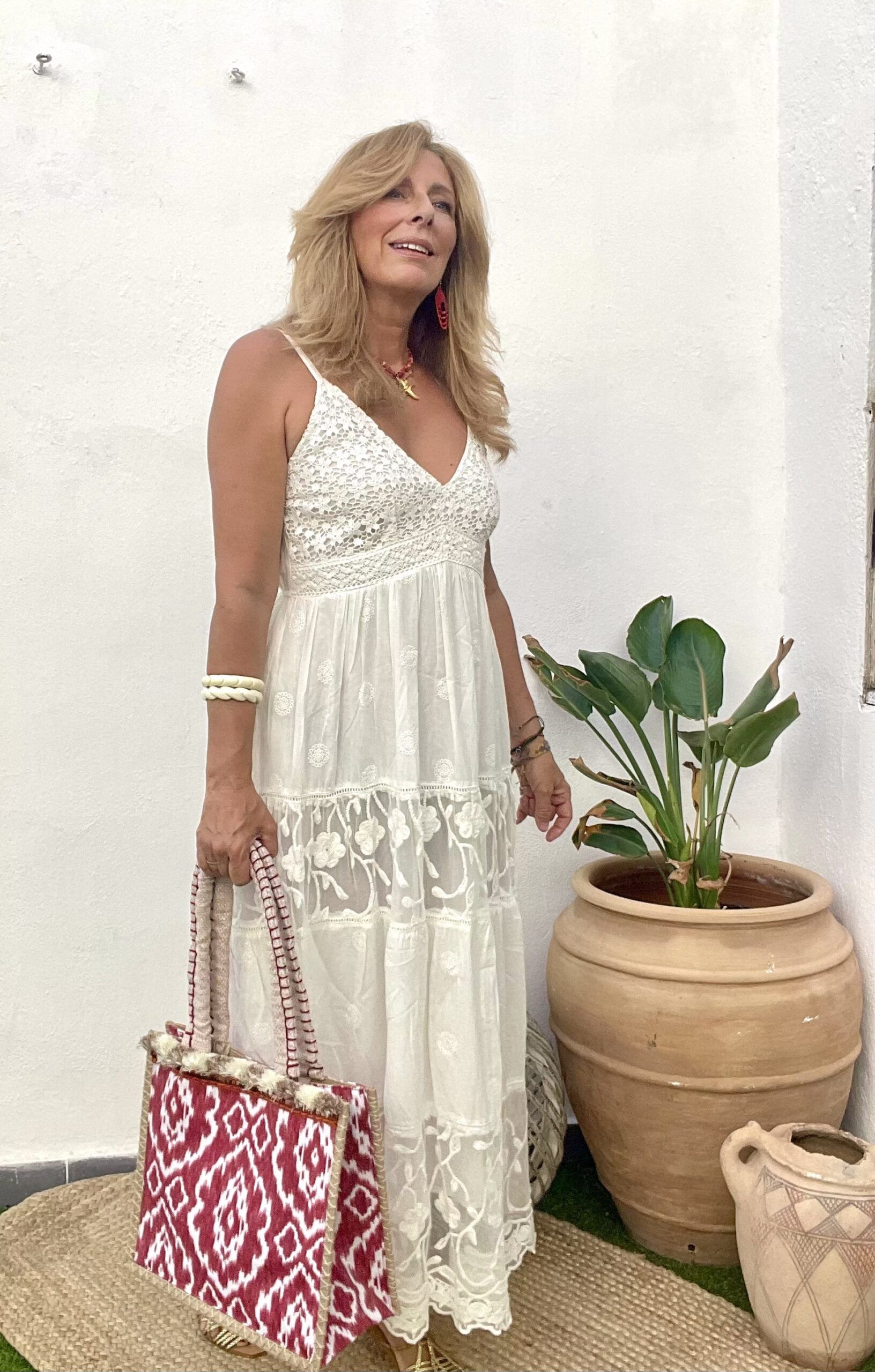 Look con vestido blanco de aire ibicenco