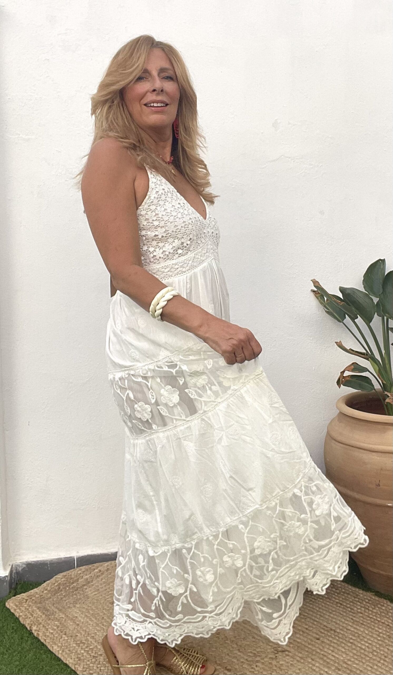 Vestido ibicenco decorado con bordados