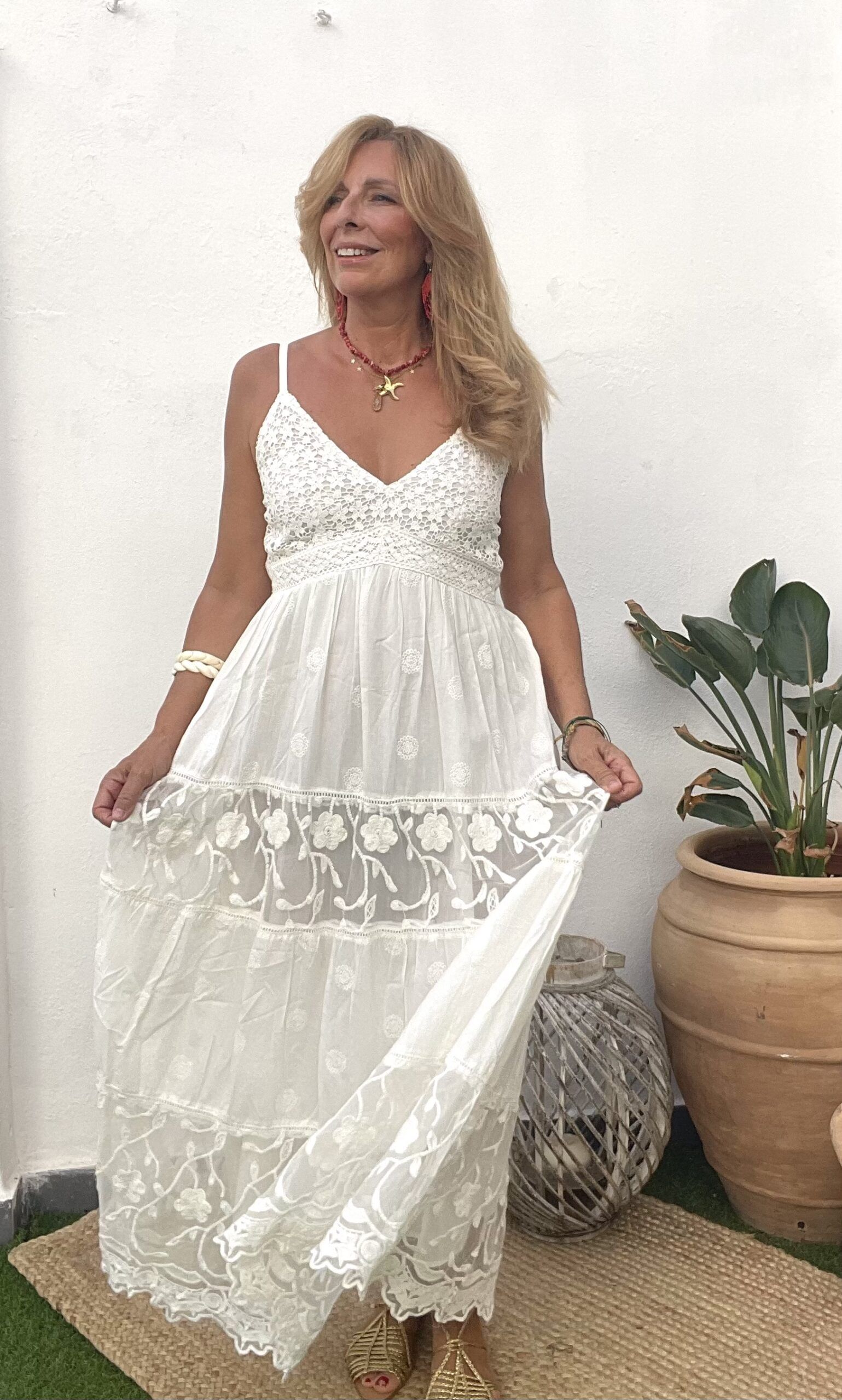 Vestido largo blanco con bordados de estilo boho